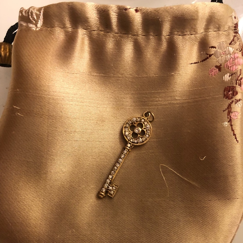 A silver pendant gold plated